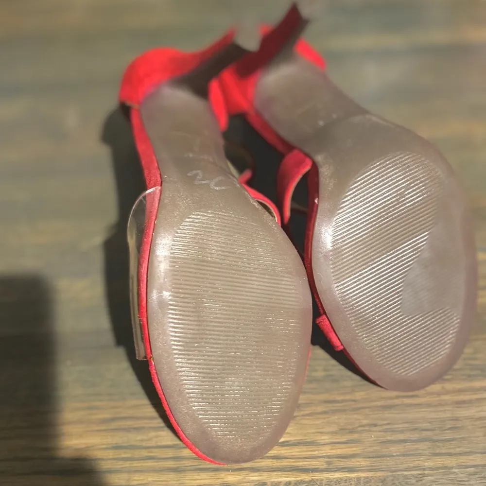 EUC Parker & Sky Women’s Strappy Red Velvet 4” Stilettos Size: 7 M - Image 12