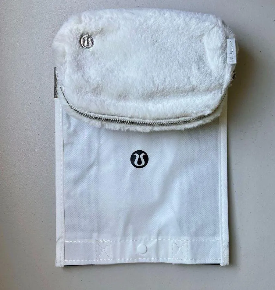 Lululemon Everywhere Belt Bag Plush Fleece, Color Bone/ Silver, 1L, NWT - Image 8