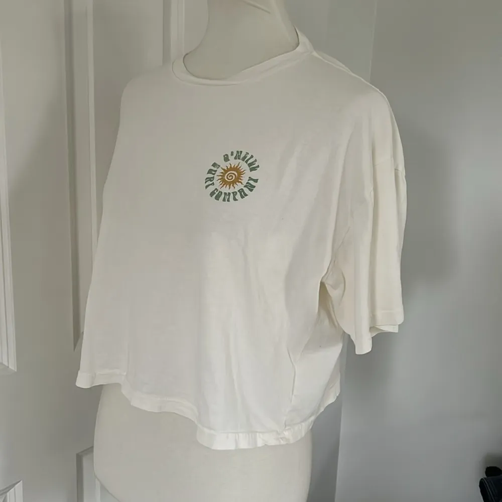 Cute White O’Neill Surf Crop Tee - Image 2