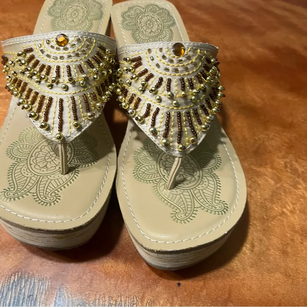 Vintage Skechers Wedge Sandals tan amber beaded  Gold Accents size 6 platform - Image 3