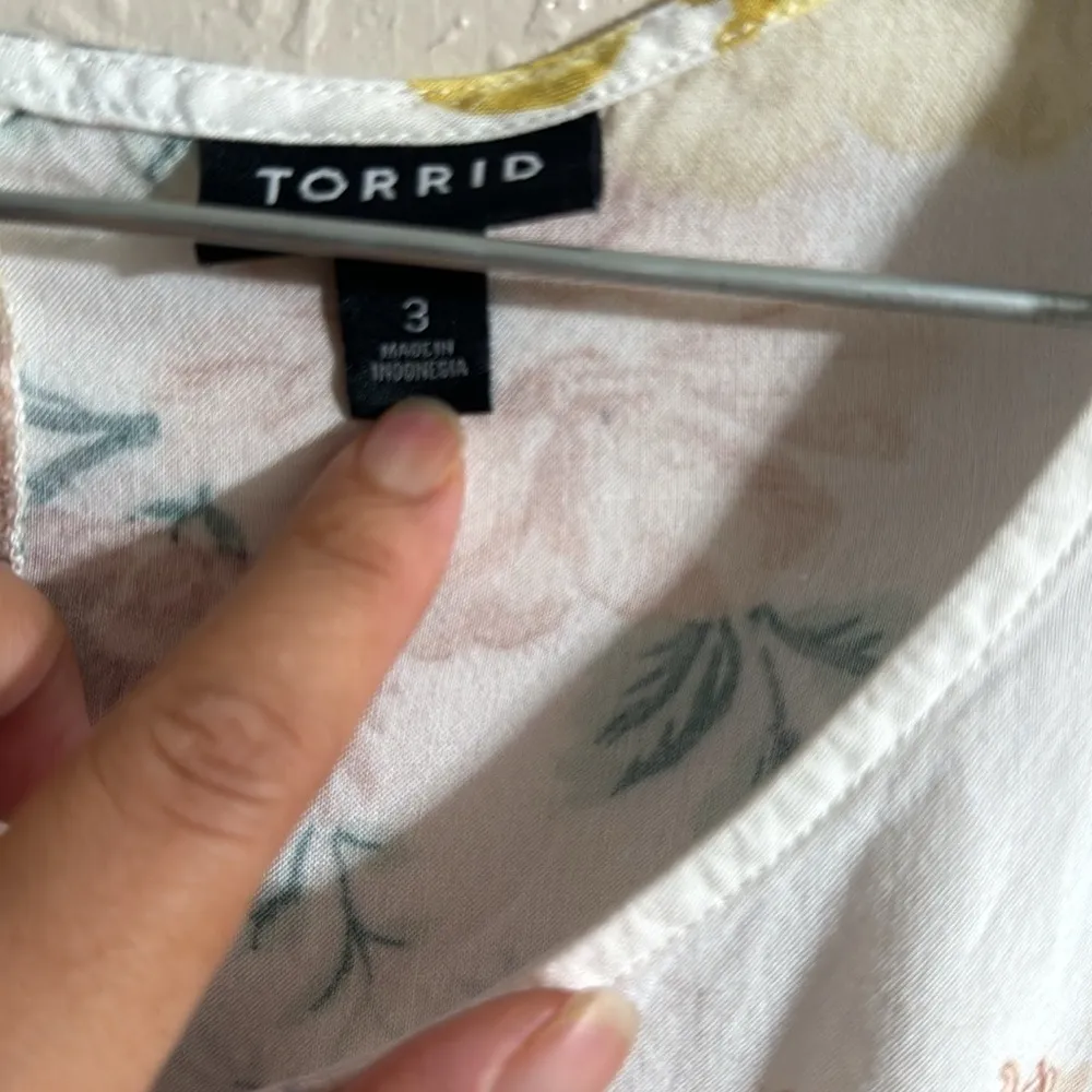 TORRID Size3 Floral Sleeveless Back Buttondown Blouse - Image 3