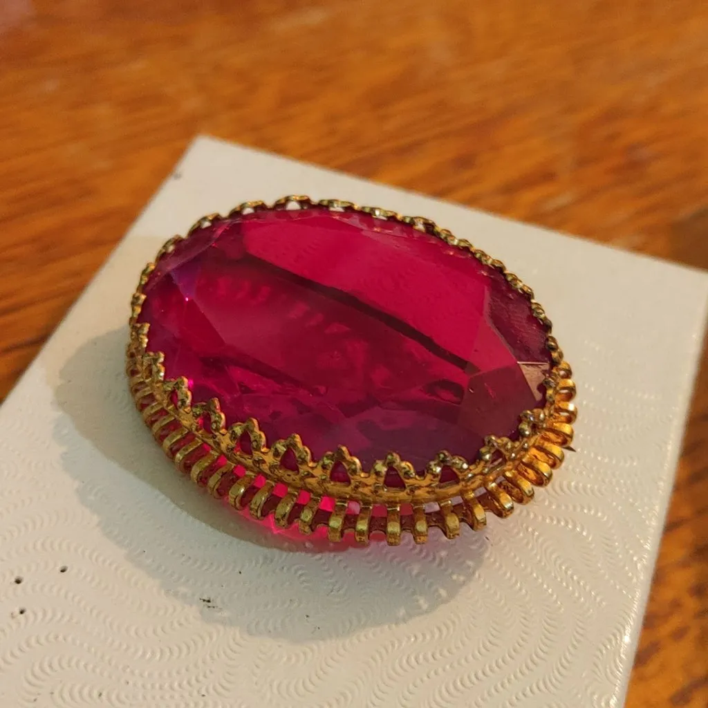 Victorian Oval Brooch Pin Germany Stamped Vintage Faceted Red Glass Gold Toned - Image 14