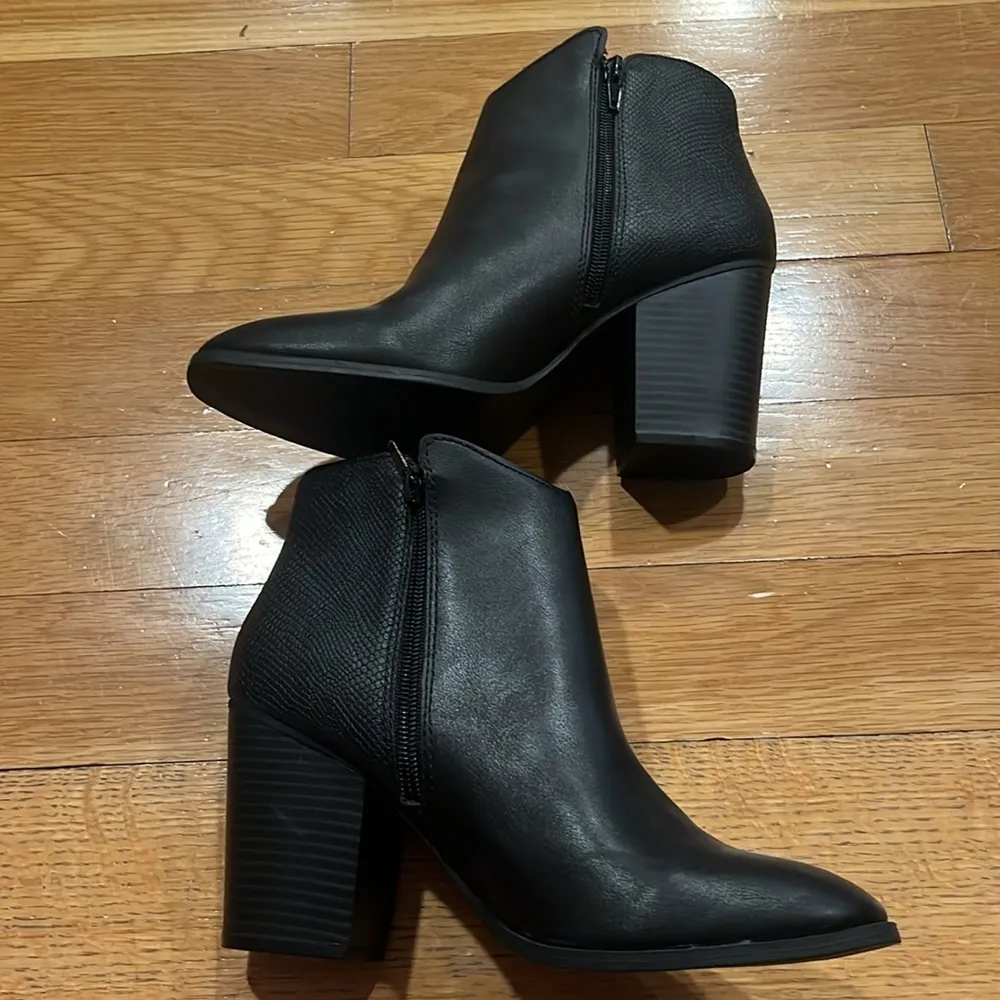 NWOT Sun +stone Gracey black faux leather block heel ankle boots size 9 . - Image 9