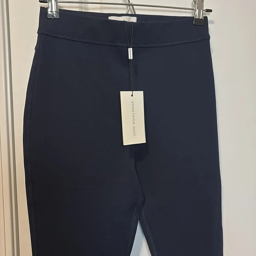 NWT SOMETHING NAVY HIGH WAISTED PONTE LEGGINGS - Image 3