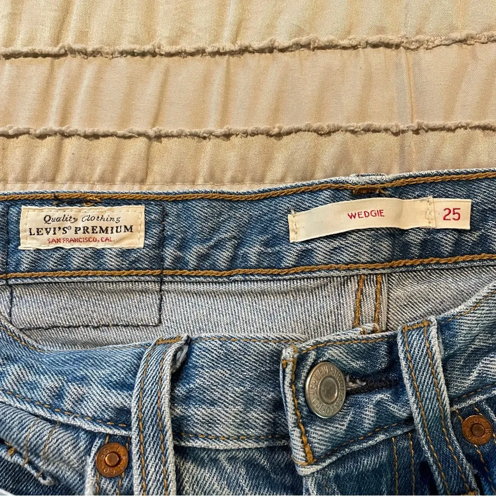 Levi’s Wedgie Icon Fit Denim Ankle Jeans These Dreams Medium Wash 25 Button Fly - Image 6