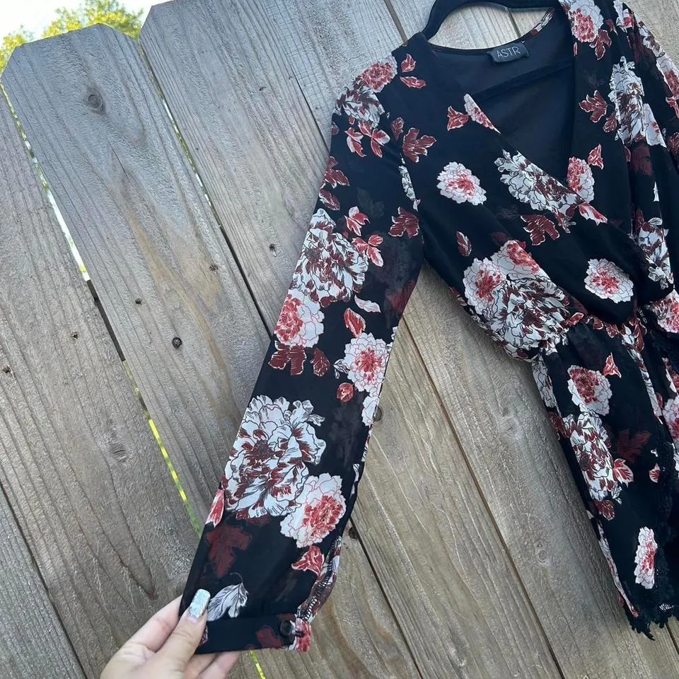 Beautiful long sleeve floral romper by Astr size‎ smal - Image 4