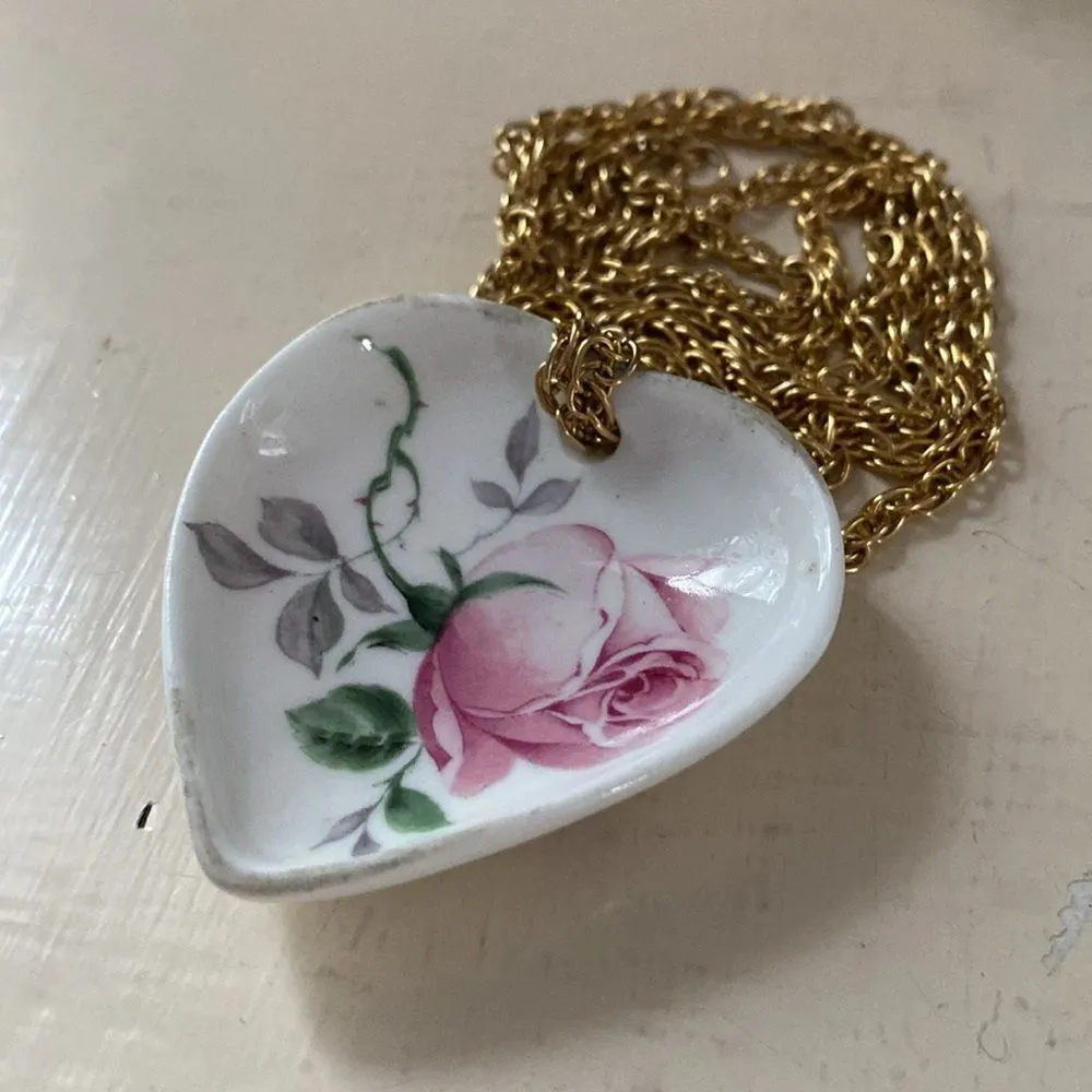 Vintage trinket bowl turned necklace. Gold - Image 2