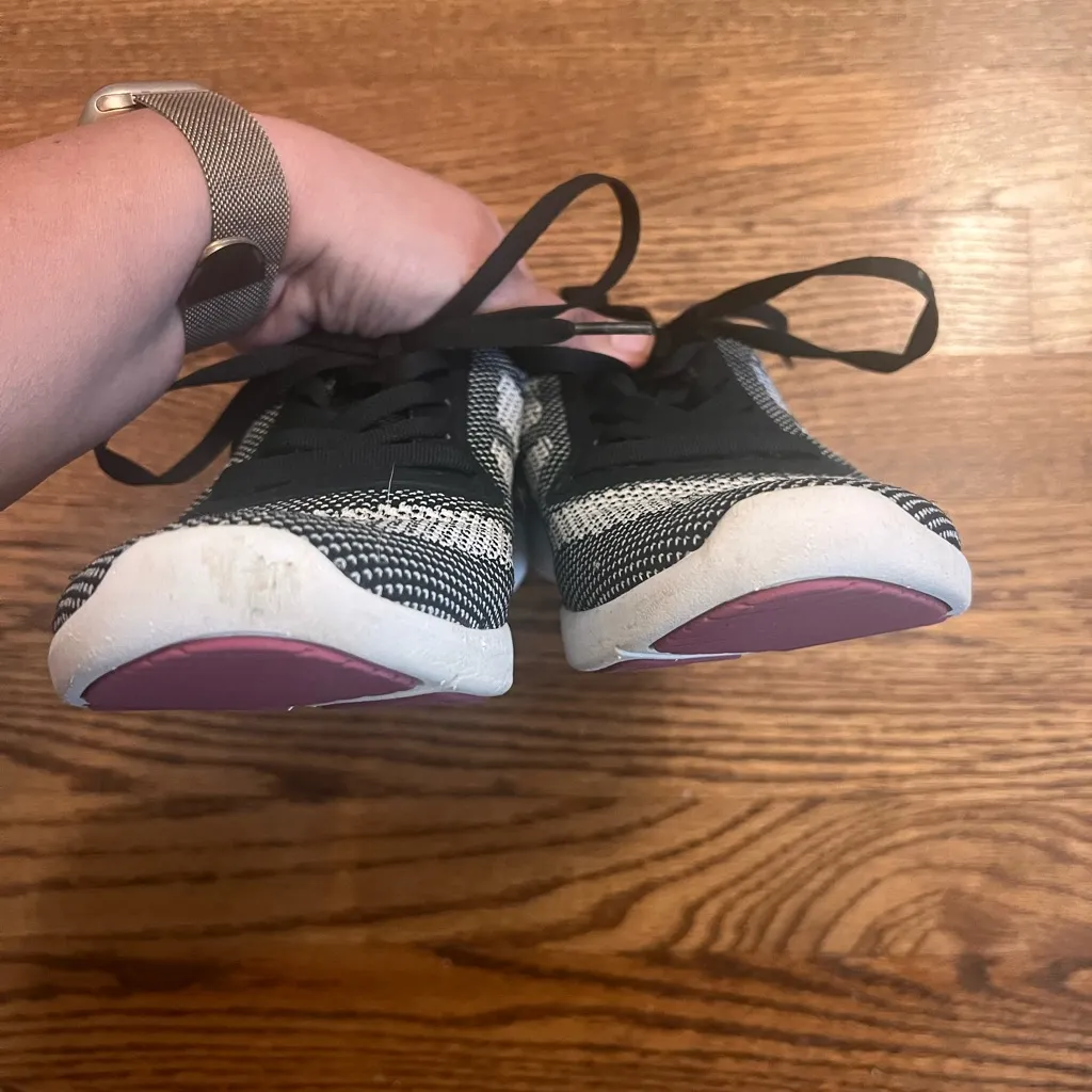 Vionic Women’s Sky Lenora Comfort Walking Sneakers – Black & White – Size 6 - Image 6