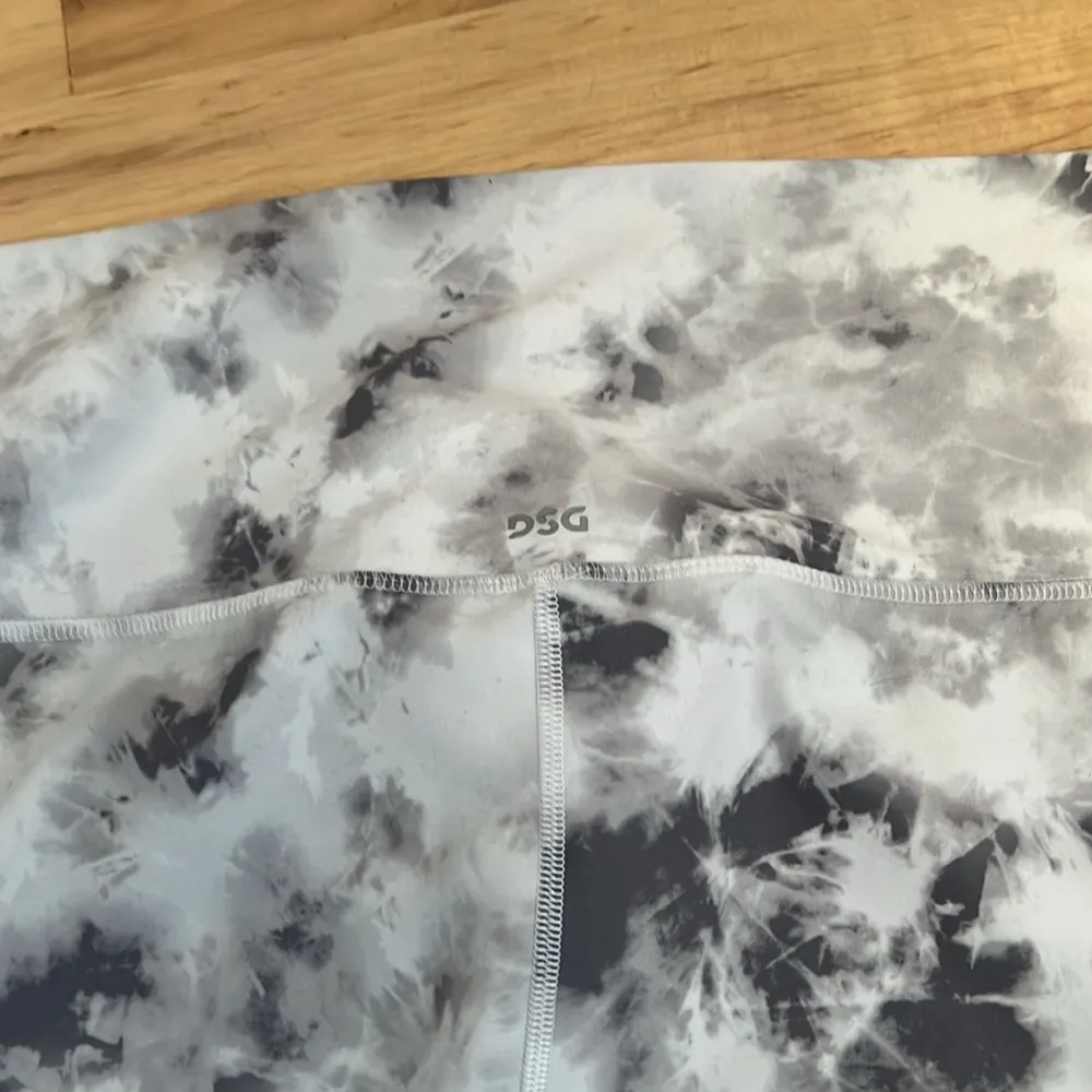 DSG tie dyed gray and white leggings Size XL - Image 3