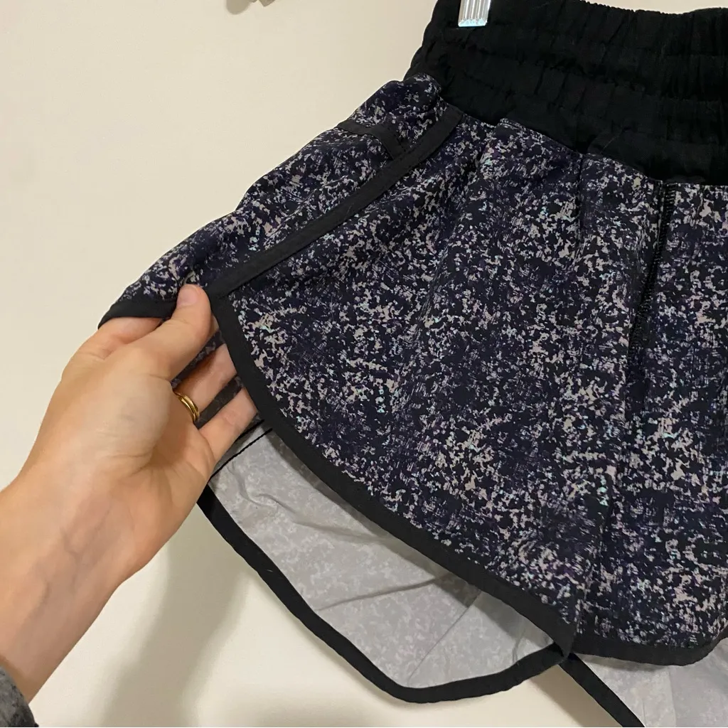 Lululemon Tracker Short Black with Multicolor Pattern size 8 - Image 4