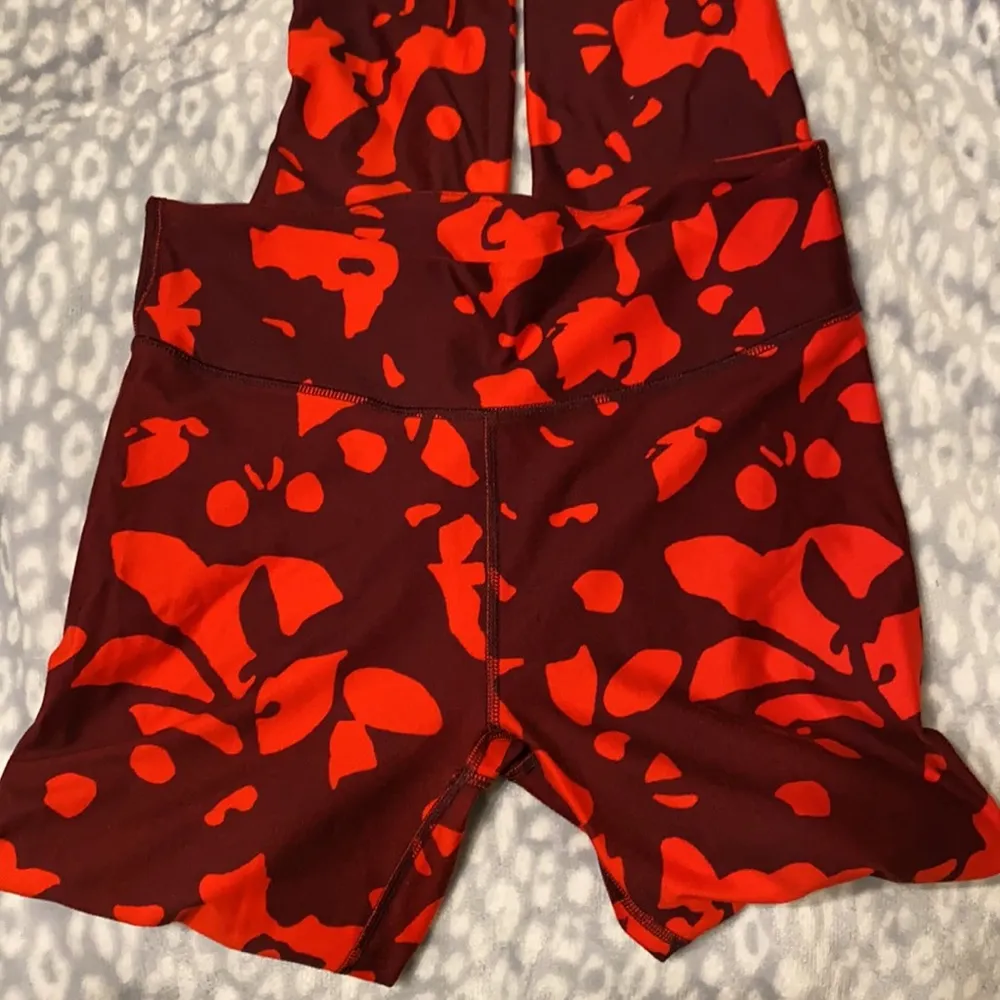 Fabletics mid rise PowerHold red print graphic leggings, size small tall - Image 5