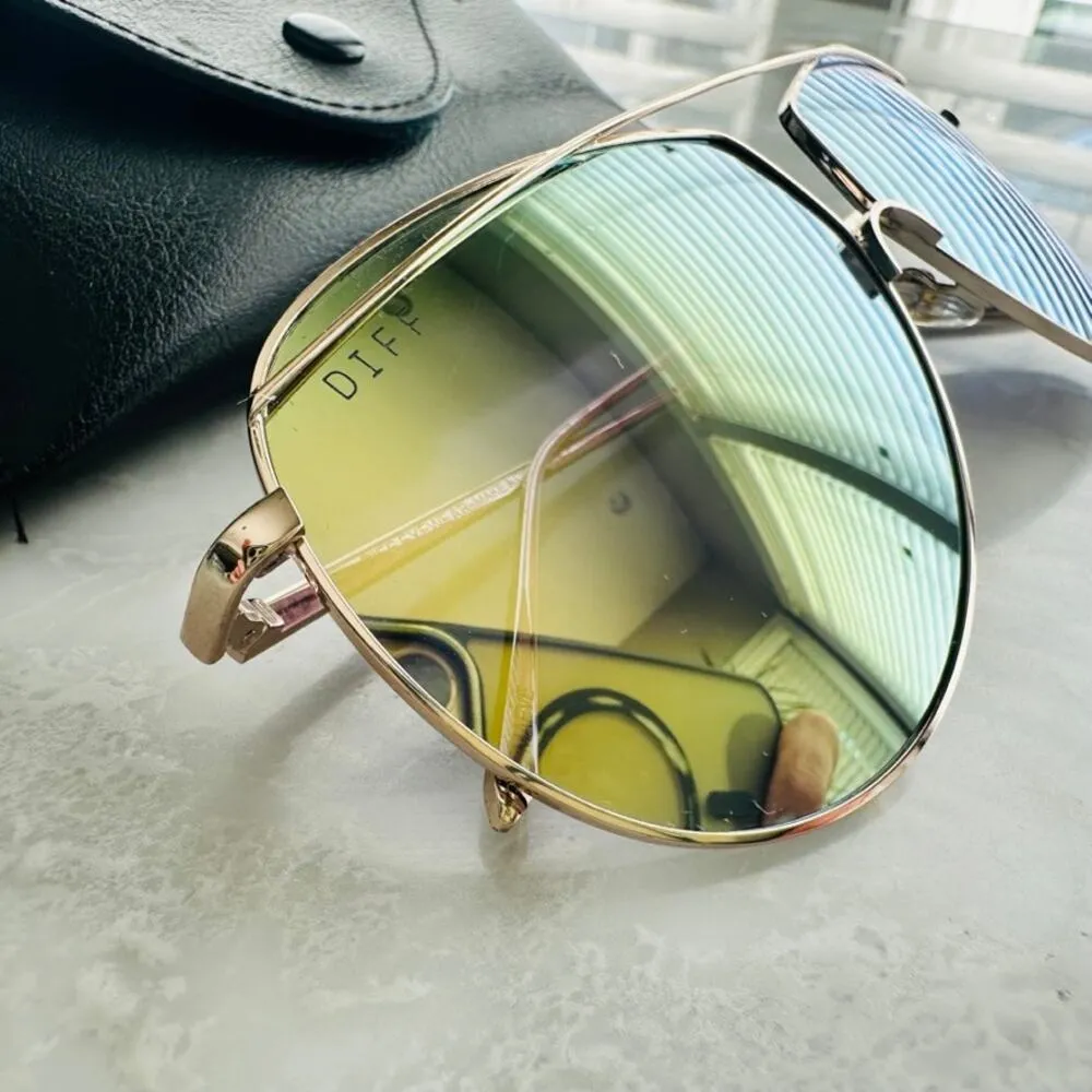 DIFF Eyewear Maeve Sunglasses in Gold Reflect Mirror Oversized with Case - Image 2