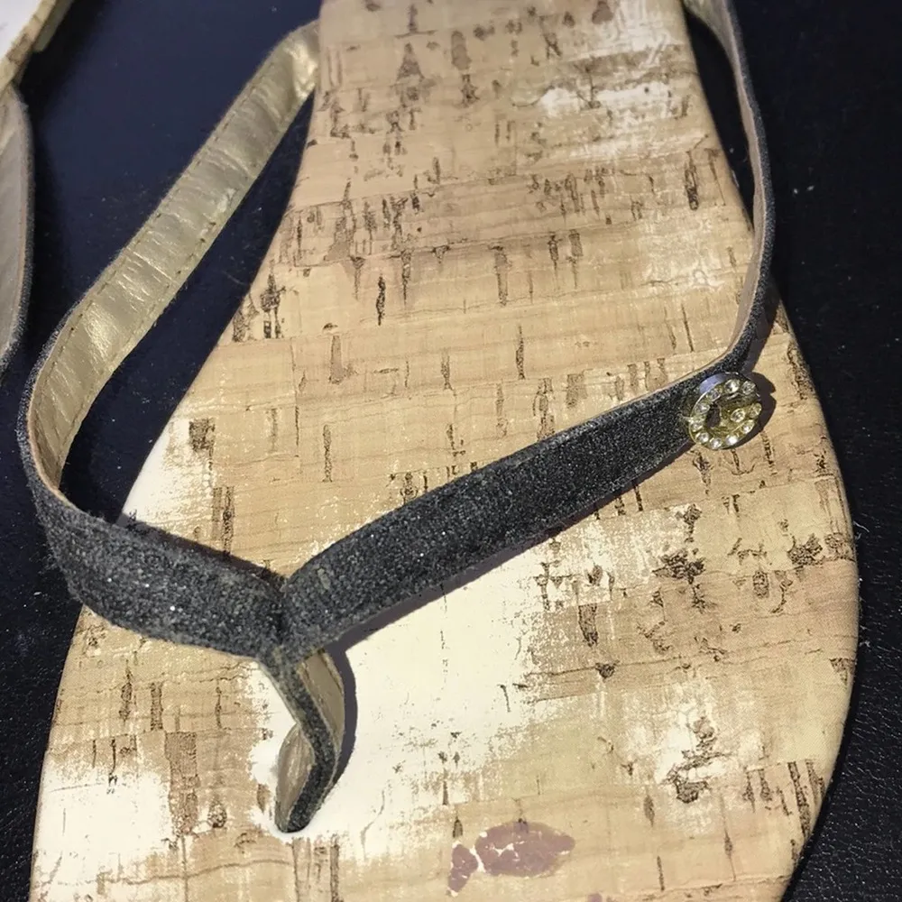 GUESS BRONZE THONG SANDALS SIZE 9.5 - Image 4