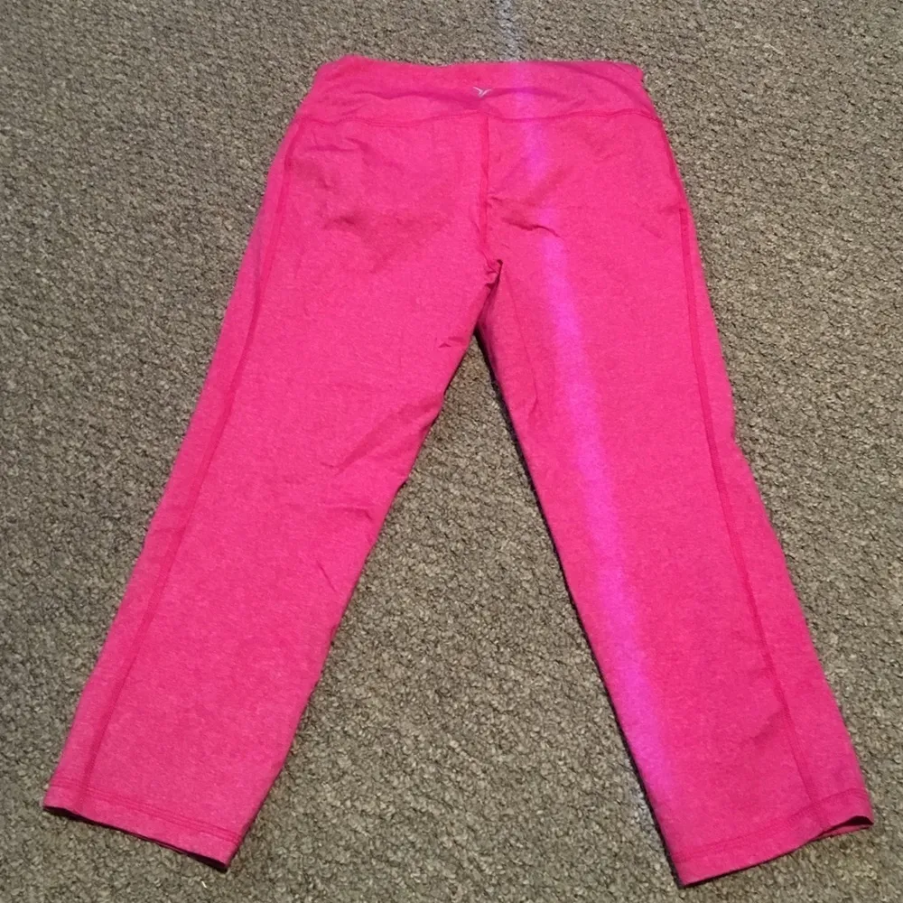 HOT PINK ATHLETIC YOGA WORKOUT CROPS - Image 3