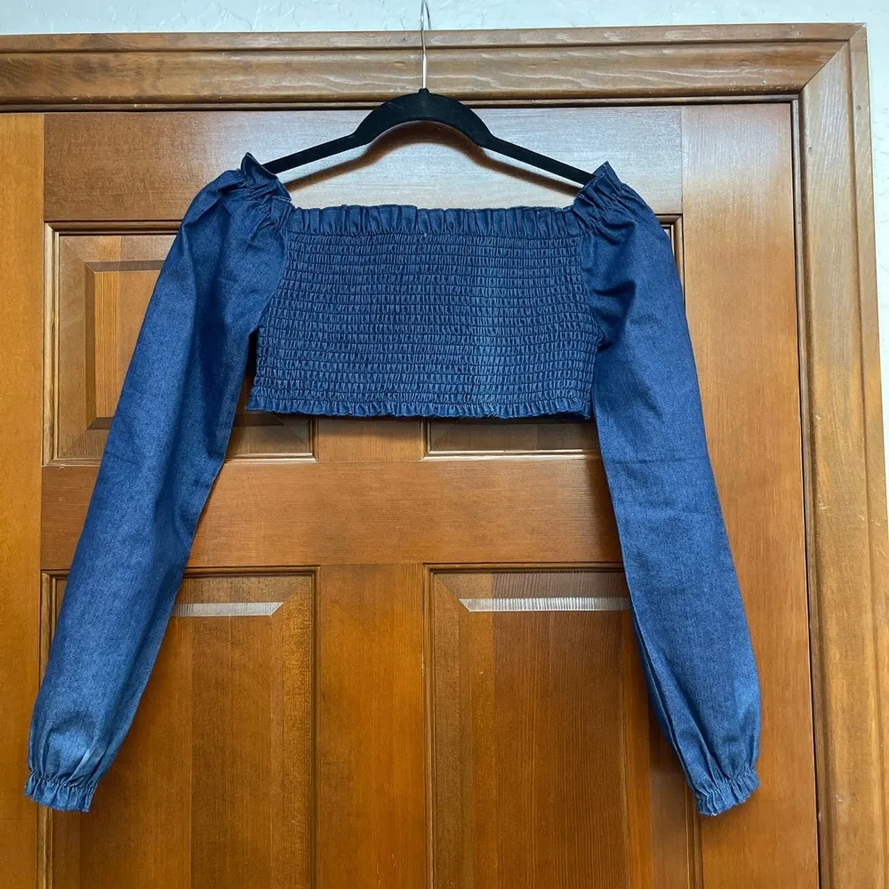 Superdown smocked crop top chambray size small - Image 4