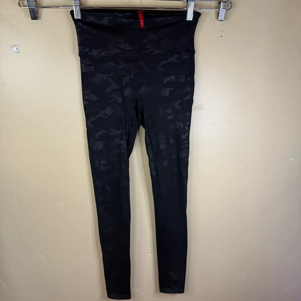 Spanx Faux Leather Matte Black Gray Camo‎ Leggings Size Medium Activewear Street - Image 3