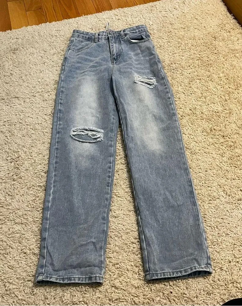 white fox straight leg distressed jeans size small - Image 2