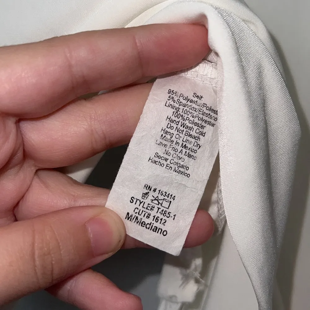 long sleeve white crop top with cutout Size M - Image 2