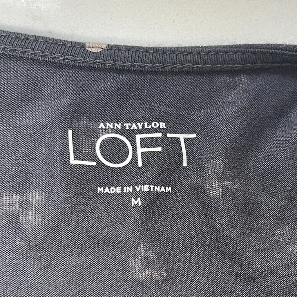 Ann Taylor Loft Women's Sz M Sleeveless Rufle Front Blouse Gray - Image 6