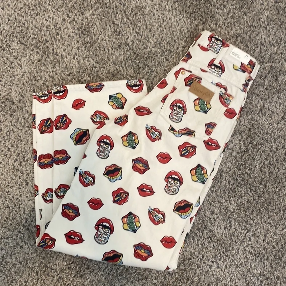 Wrangler Read My Lips Print High Rise 652 Barrel Jean Rolling Stones 27 x 31 NWT - Image 15