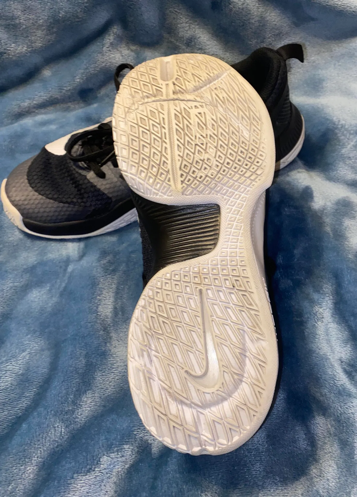 Women’s 8.5  Volleyball Shoes - Image 3