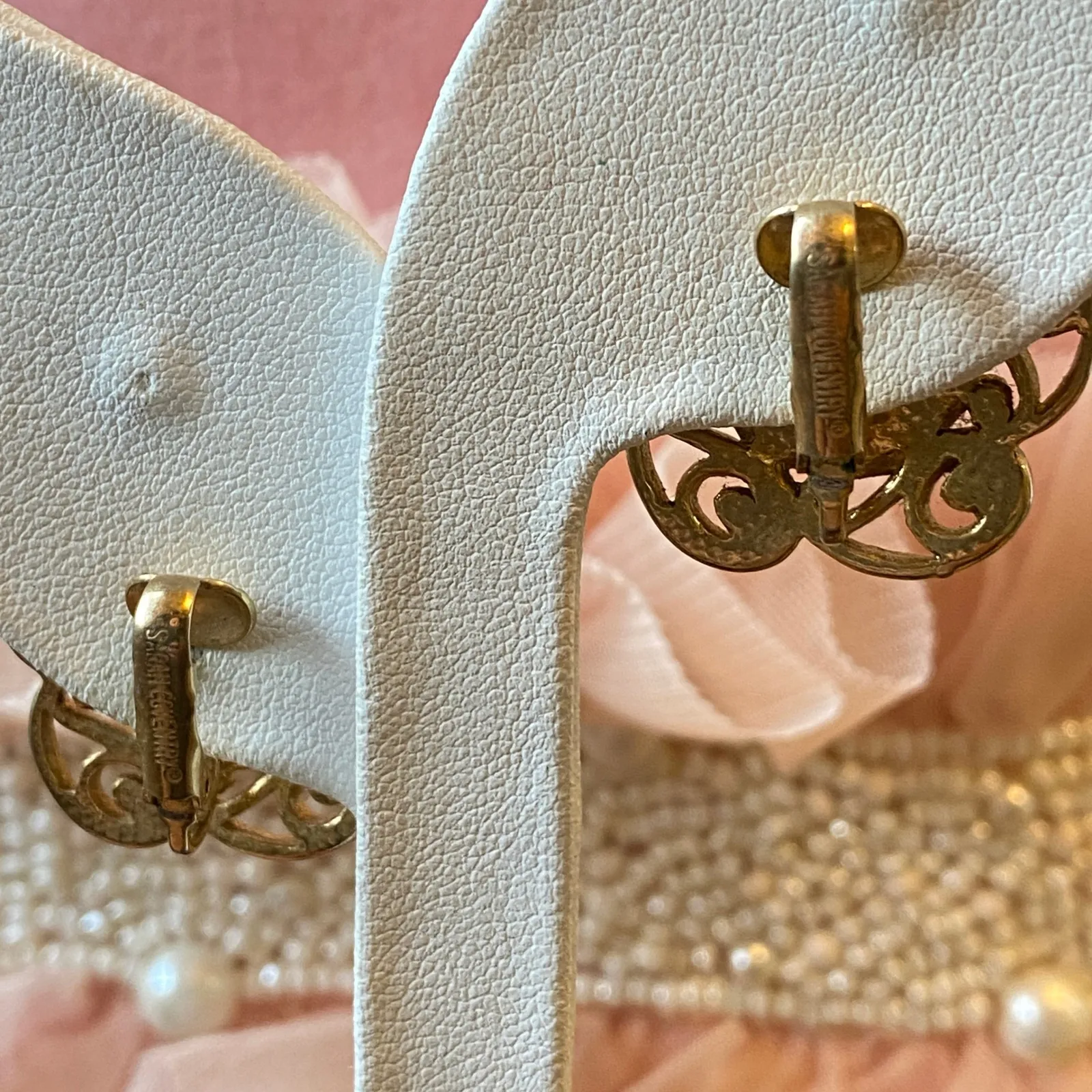 Classic Vintage Sarah Coventry Gold Tone Faux Pearl Filigree Clip On Earrings - Image 5