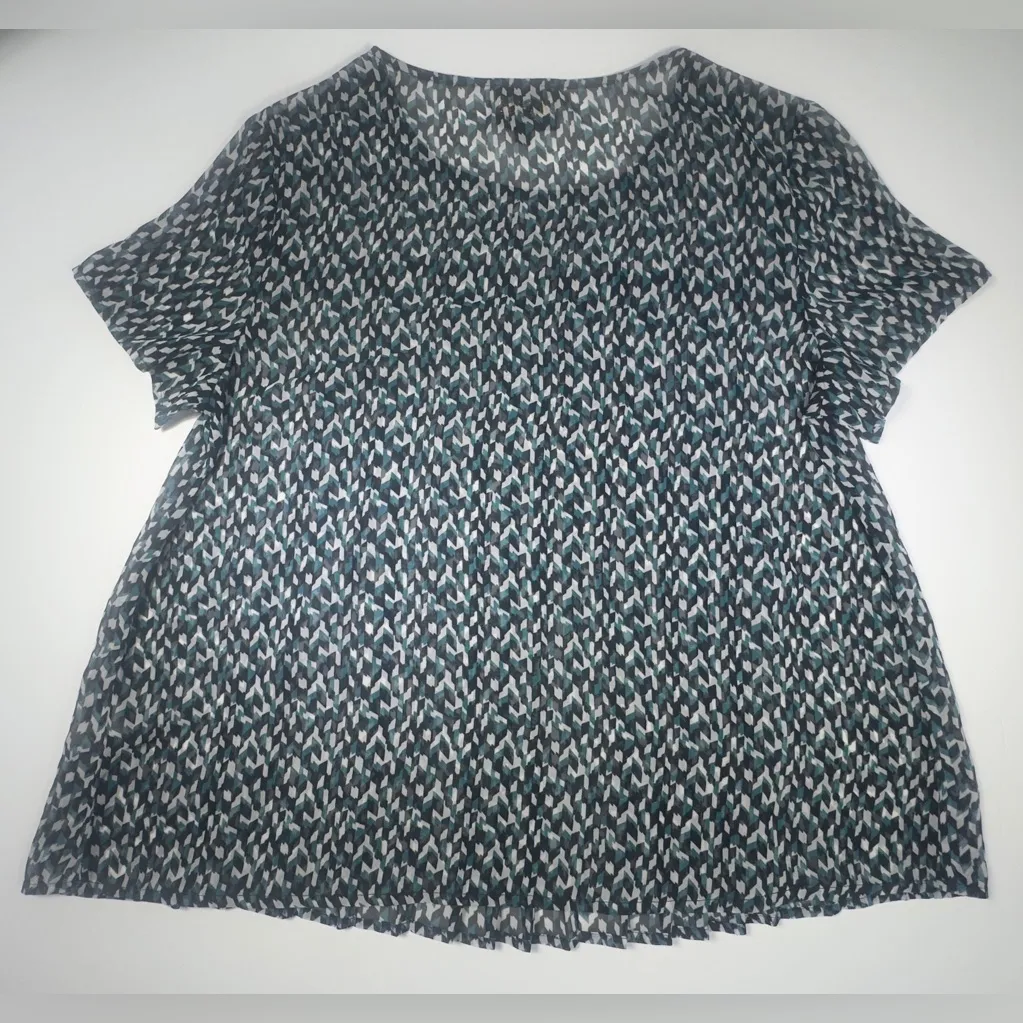 W5  Women's Blue and White Geometric Blouse 🤍💙 - Image 7