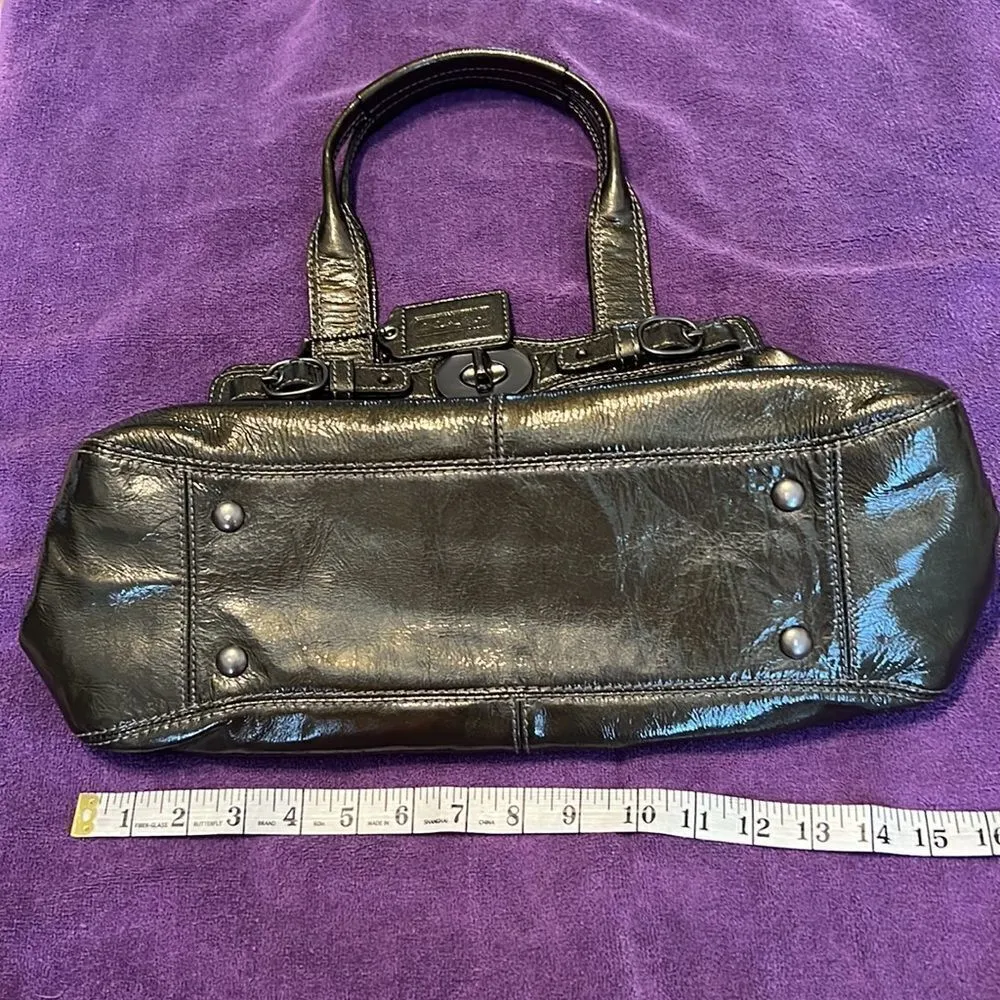 Authentic COACH fun shiny green roomy handbag with lavender lining EUC - Image 5