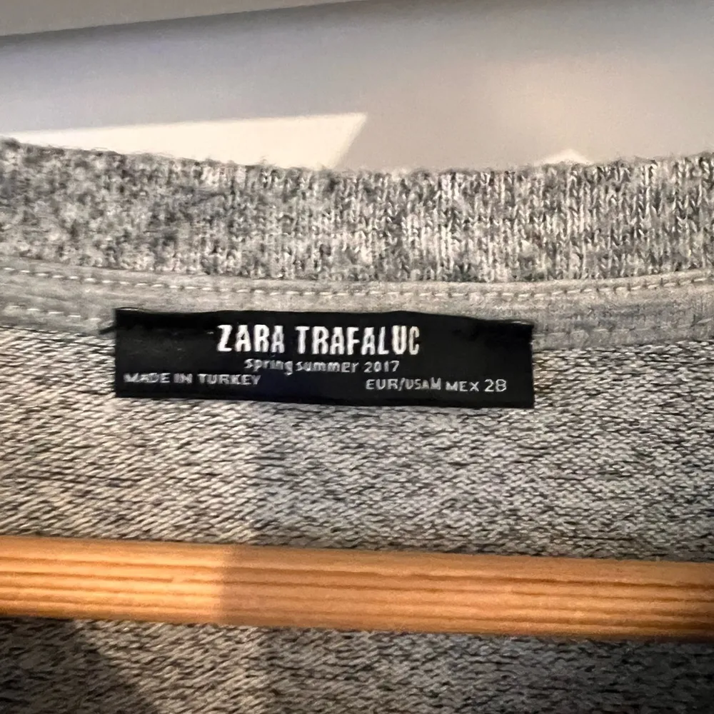 Zara Gray Boxy Sweatshirt with Long Sleeves - Image 2