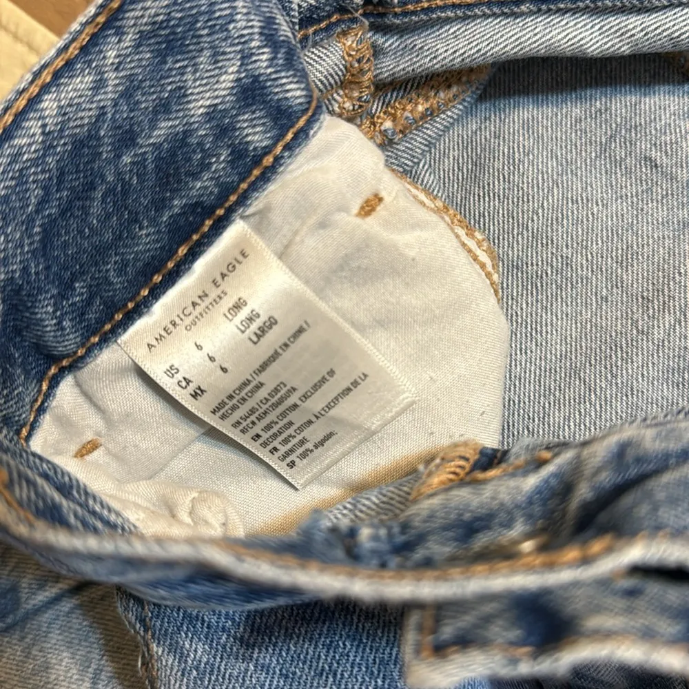 American Eagle highest rise mom Jeans distressed denim size 6 long - Image 14