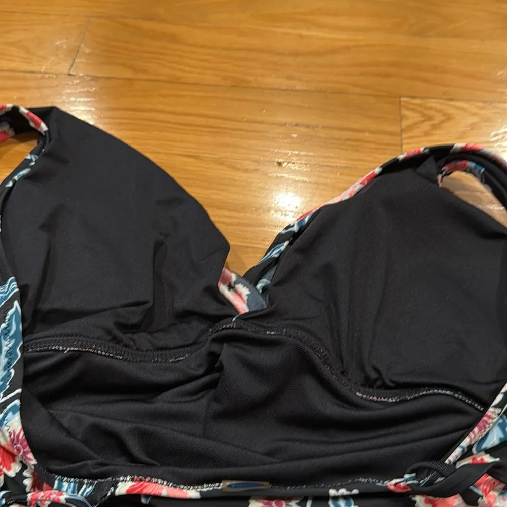 Old Navy women’s twist front floral one piece swim suit size xlarge . - Image 6