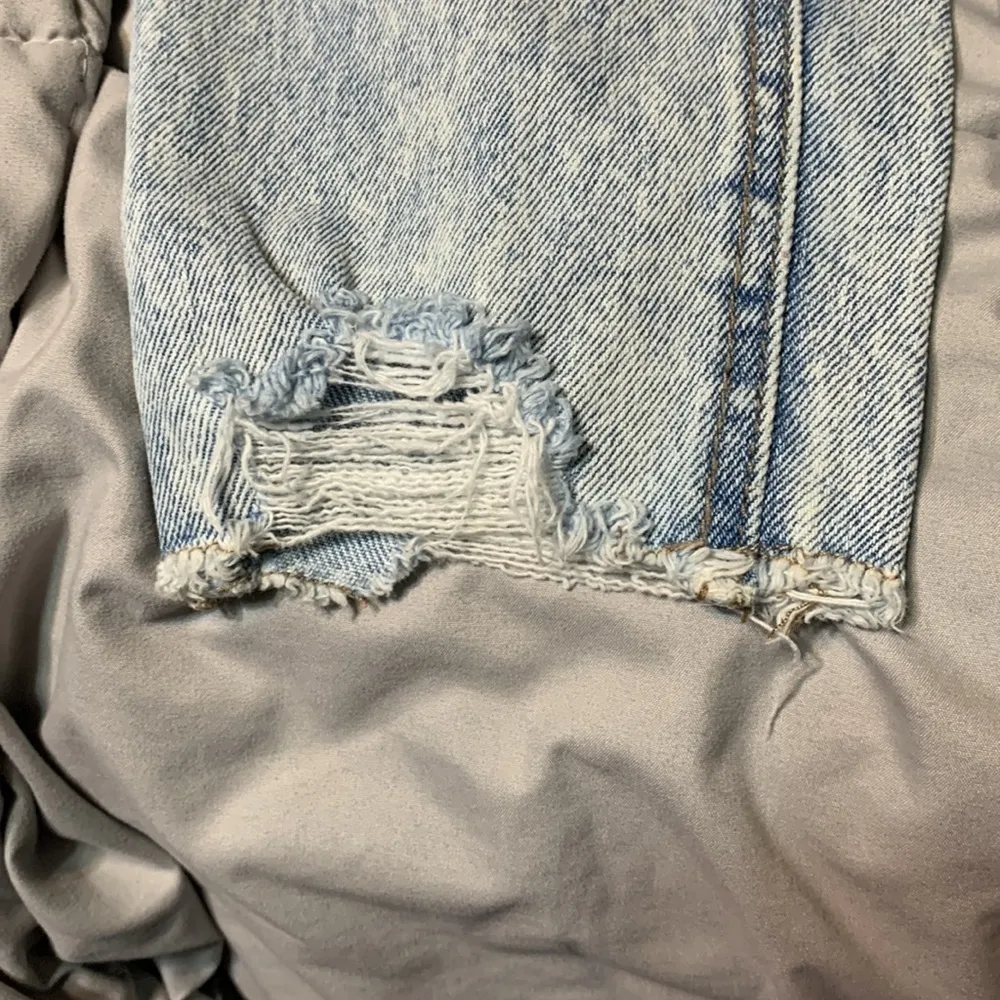 TINSELTOWN Women's size 7 High Rise Mom Jeans Painted Leg Detail Light Wash Blue - Image 6