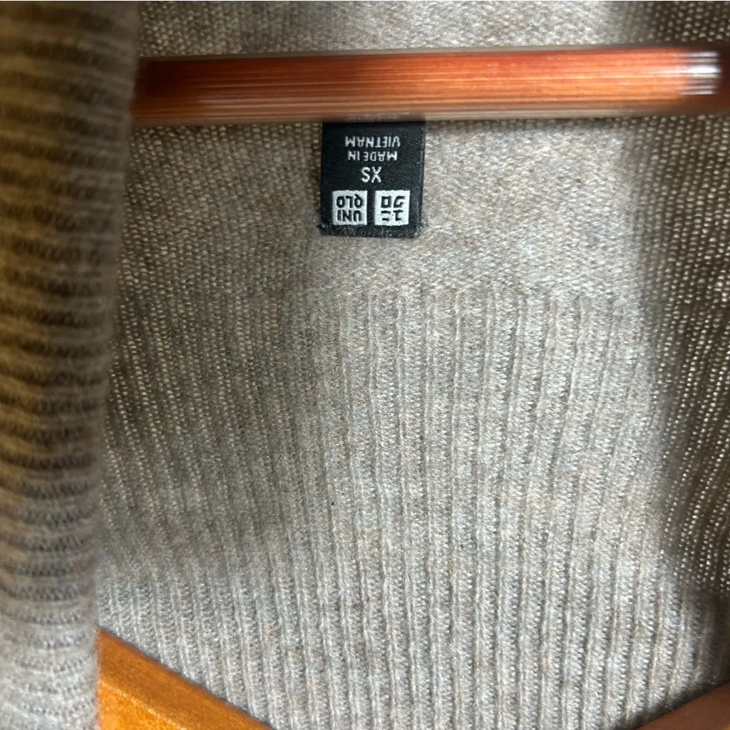 Uniqlo 3D Cashmere Turtleneck Sweater Tunic Beige Tan Minimalist Neutral Size XS - Image 3