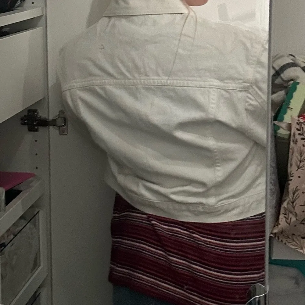 Women’s vintage crop white denim jacket size small - Image 3