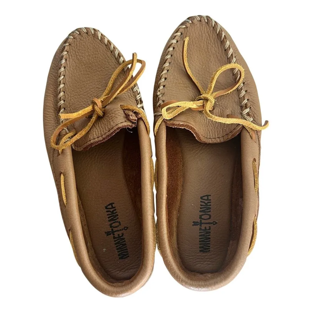 Minnetonka Women's Tan Moccasins Slippers Shoes NWOT With Minor Tear Size 8.5 - Image 5