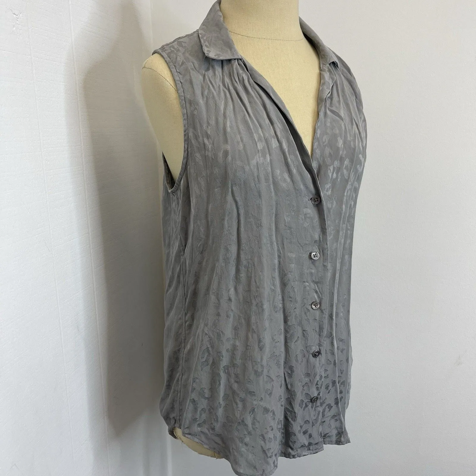 Equipment Femme Blouse Size Small Gray Silk Cheetah Print Button Up Sleeveless - Image 2