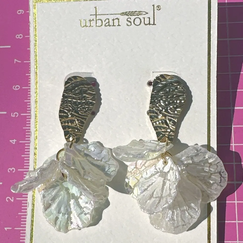 Urban Soul snow sea shell flower drop earrings gold tone reflective multicolors - Image 4