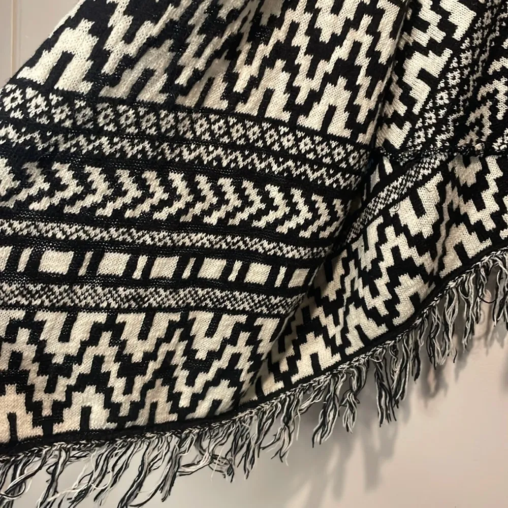Anthropologie Moth- Black & White Stripe Fringe Oversize Shawl Aztec- Size Small - Image 6