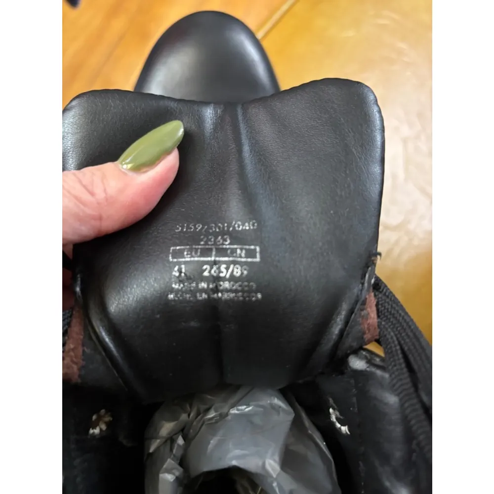 Women's  Boots Size 10.5 Black/ Burgundy - Image 4