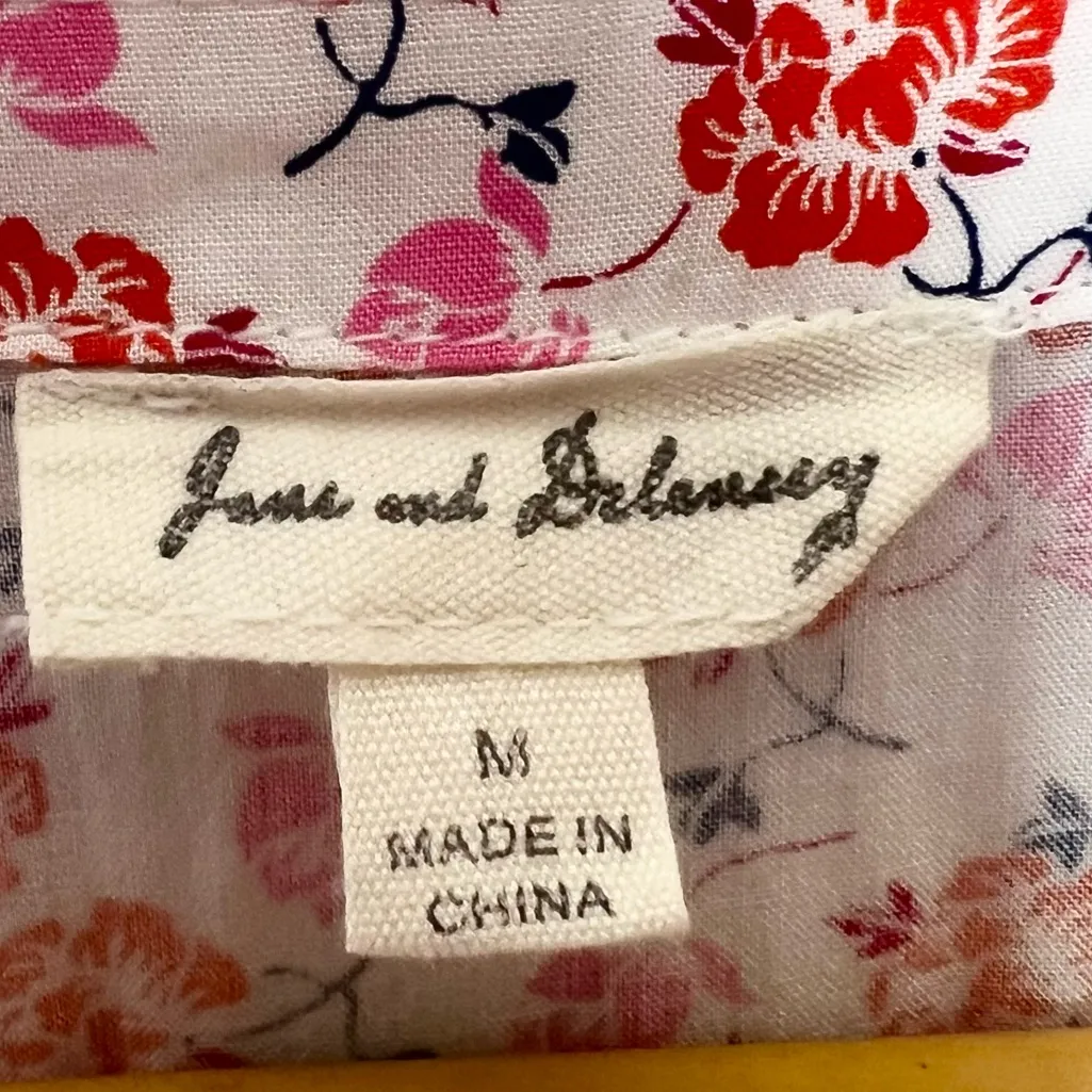 Jane And Delancey Ditsy Floral Short Sleeve Button-Up Front Tie Top Size Medium - Image 9
