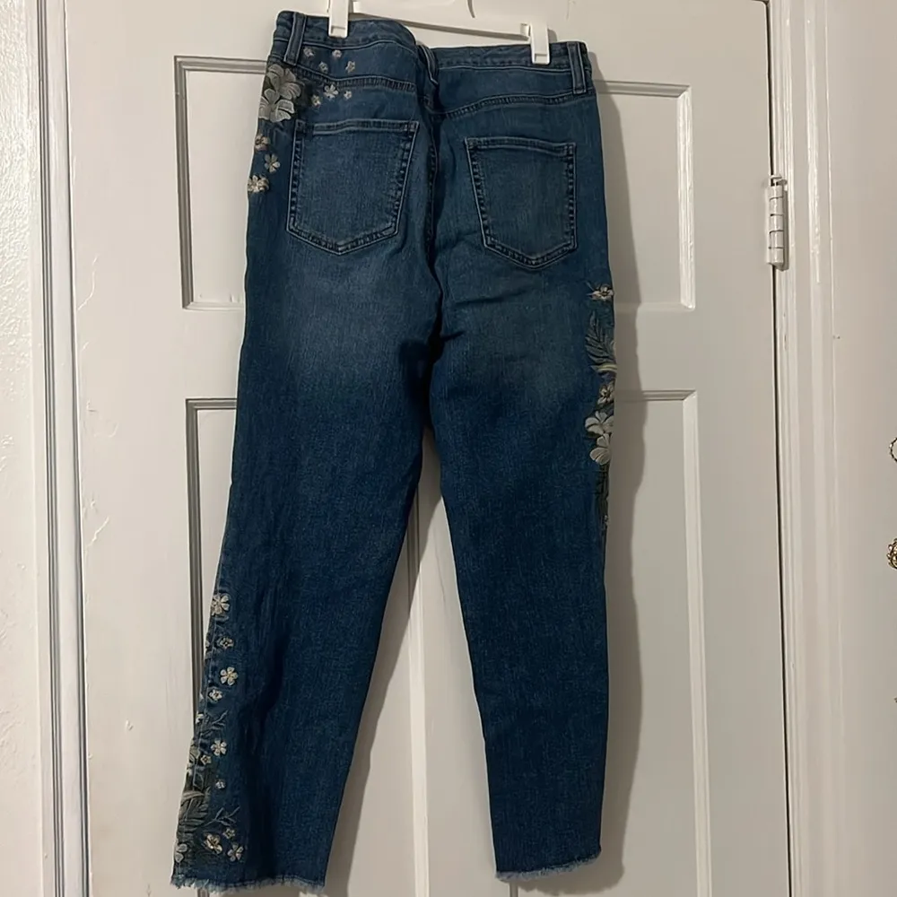 NWT Style and Co Flower Embroidered Cute Straight Crop Jeans Blue Size 12 - Image 2