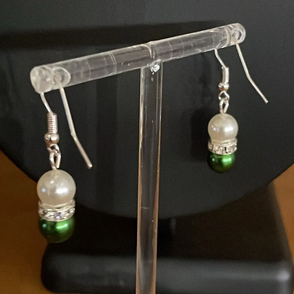 Vintage Silver toneFaux Green and White Pearl Necklace and Earrings set - Image 8