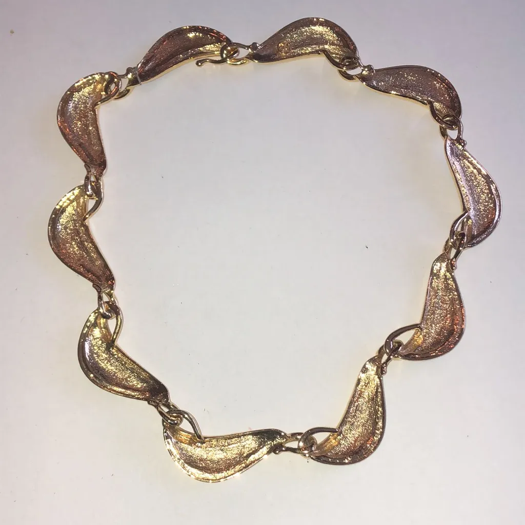 Angel Brand Elegant Vintage Black and Gold Tone Chunky Retro Necklace - Image 5