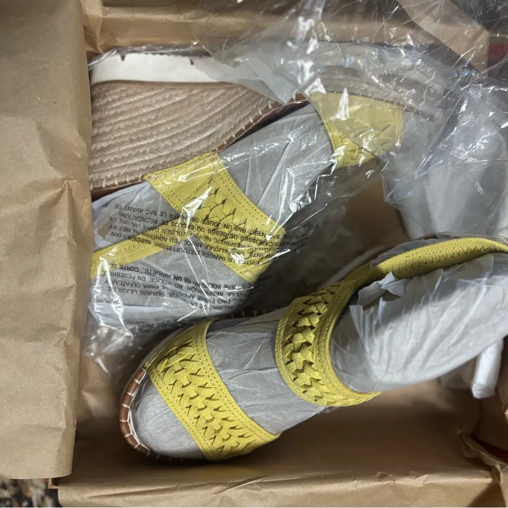 Gentle Souls by Kenneth Cole Women's  Two-Band Braid Heeled Sandal - Image 3