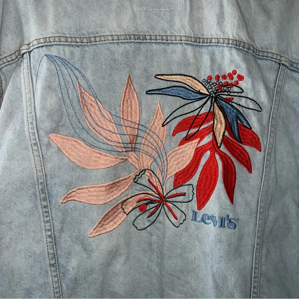 Levi’s Jean Jacket Ex-Boyfriend Trucker Jean Jacket Size XL w/Embroidery on Back - Image 12