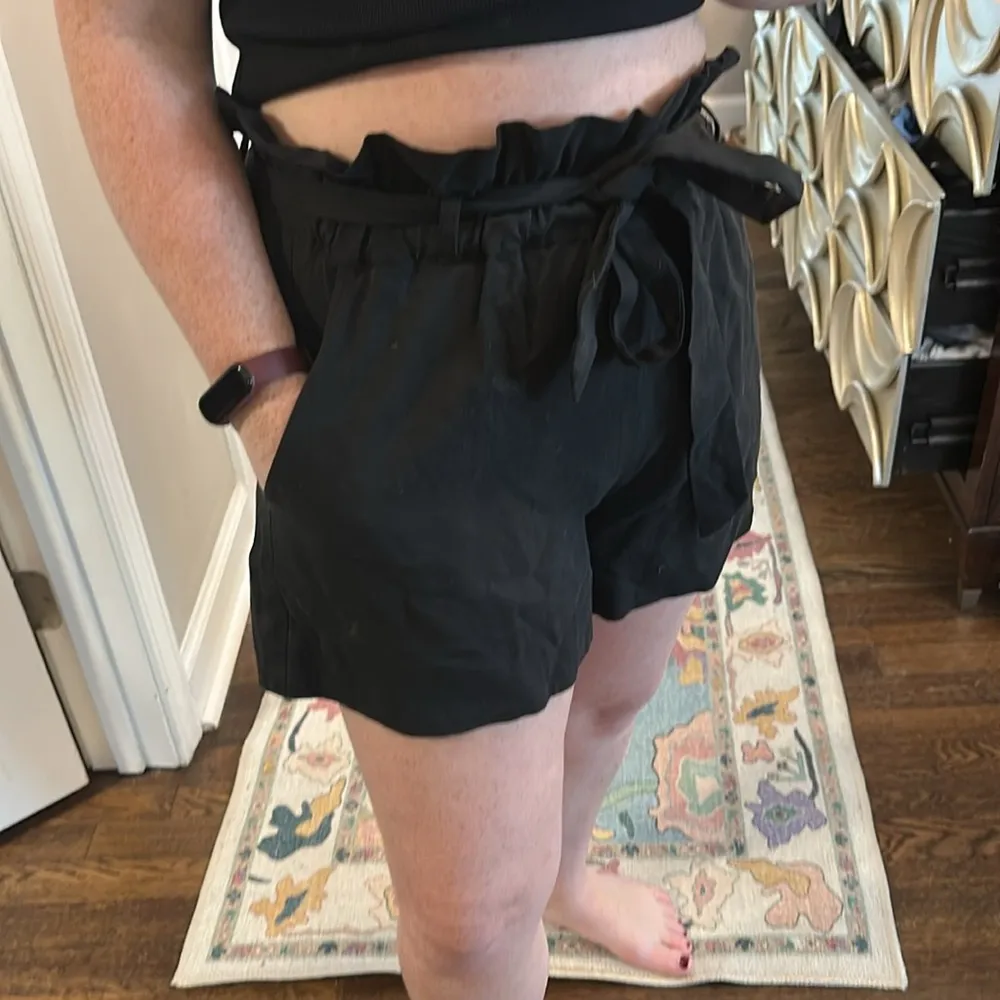 Crosby Women's Black Ruffle Waist Shorts - Image 2