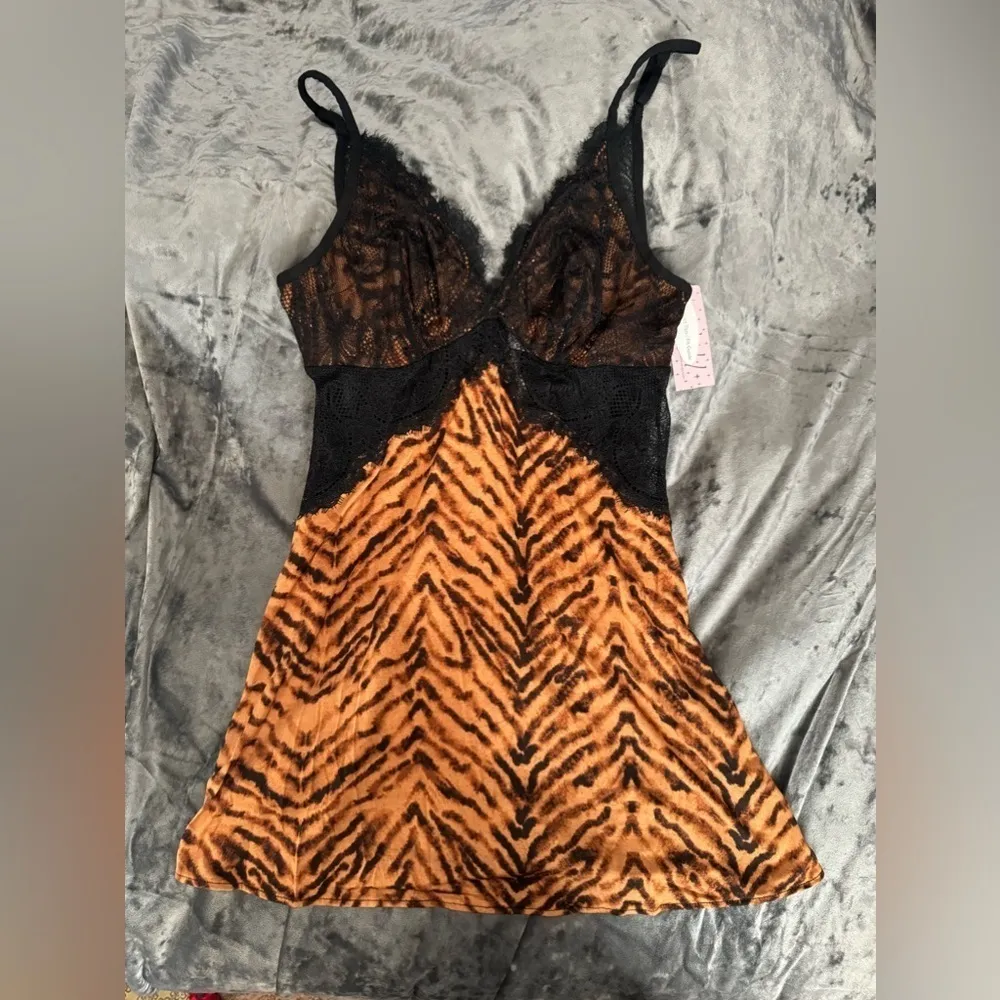 Black Bow Noire Lace Chemise in Sand Tiger Nordstrom - Image 3