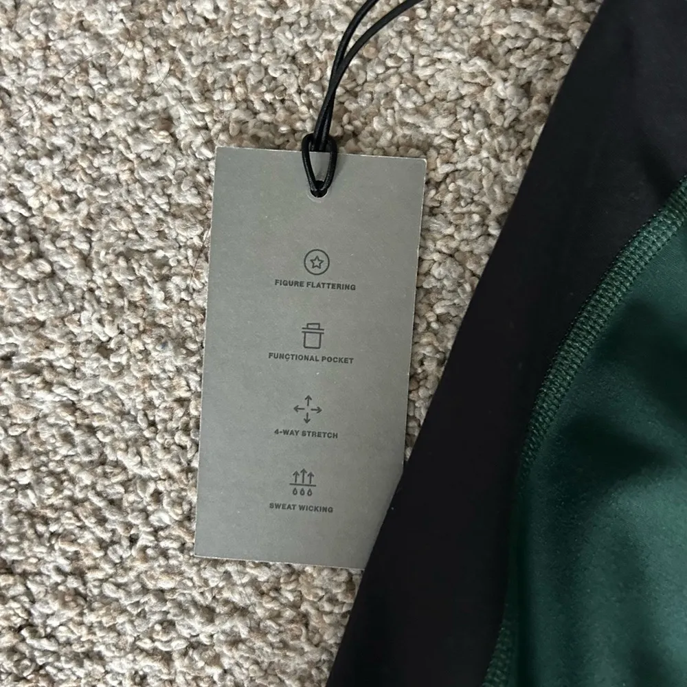 Abercrombie YPB NWT Green and Black 7/8 Leggings - Image 5