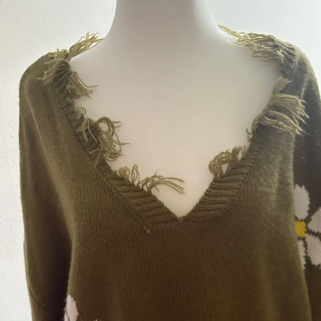 Forever 21 Olive V-Neck Sweater with Daisy Design - Image 4
