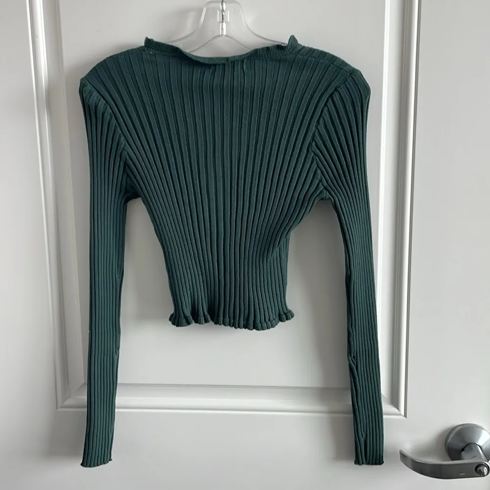 NWT Active USA Women’s Green Button Up Cropped Long Sleeve w/ Ruffle Accent - L - Image 3